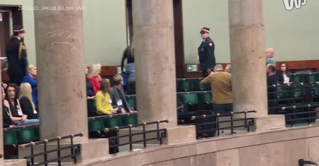 Sejm nie odrzucił weta Nawrockiego. Aktywistka wyrzucona z sali