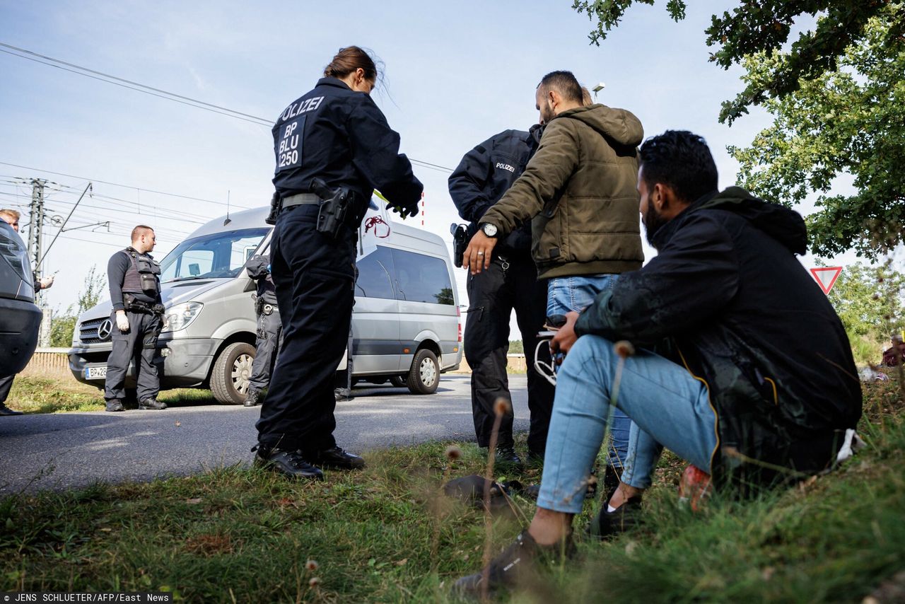 Niemiecki patrol kontroluje nielegalnych migrantów na granicy z Polską