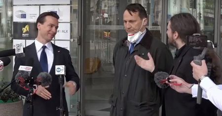 "Niespodziewany gość" na konferencji Krzysztofa Bosaka. Przerwał ją Radosław Sikorski