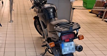 Wjechał motocyklem do supermarketu. 33-latek trafił do szpitala
