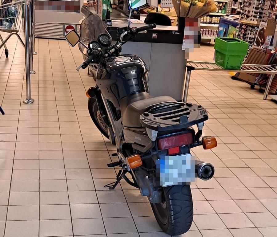 Wjechał motocyklem do supermarketu. 33-latek trafił do szpitala