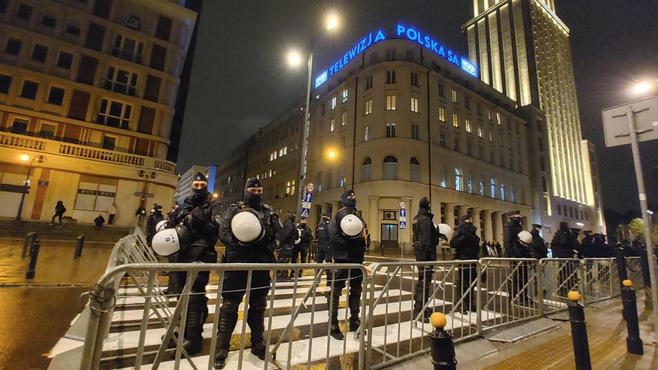 Strajk Kobiet w Warszawie. Protest przed siedzibą TVP