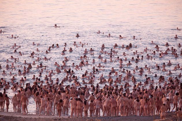 1200 nagich ludzi nad Morzem Martwym, czyli Spencer Tunick znowu w akcji 1