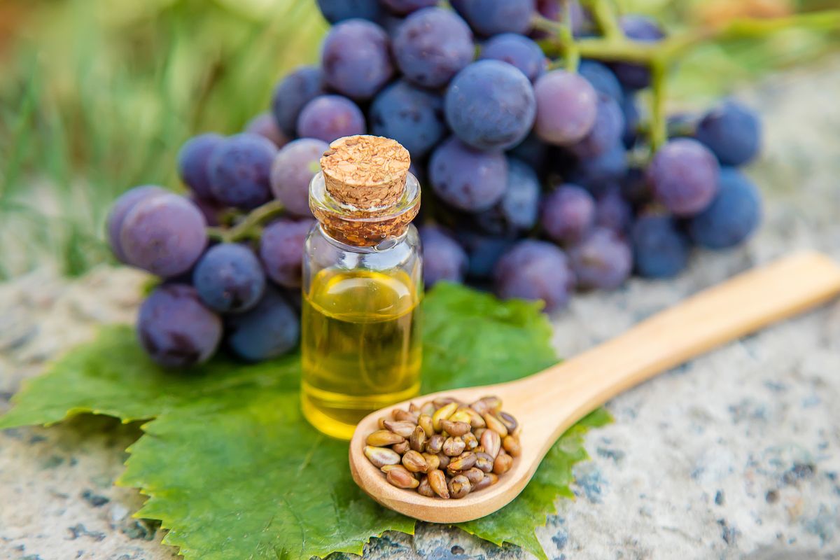 Olej z pestek winogron lepiej sprawdzi jako środek do pielęgnacji skóry i włosów niż w kuchni 
