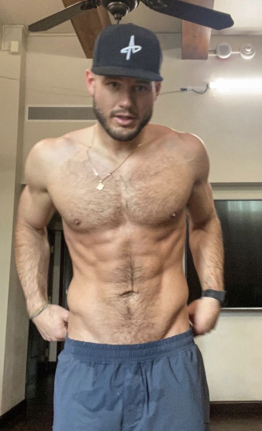 Colton Underwood, który ma zakaz zbliżania się do byłej dziewczyny, CHWALI SIĘ NOWYM CHŁOPAKIEM!