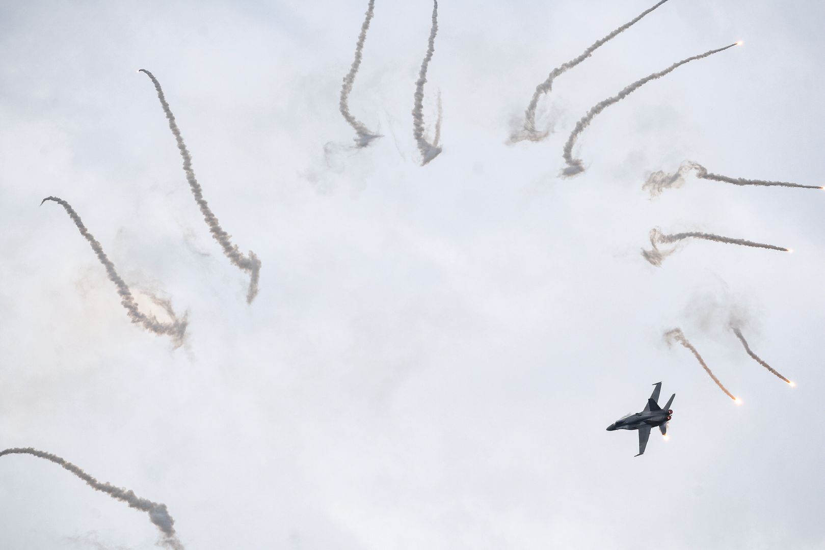Fiński F/A-18C Hornet
podczas pokazu z wykorzystaniem flar na Radom Air Show.