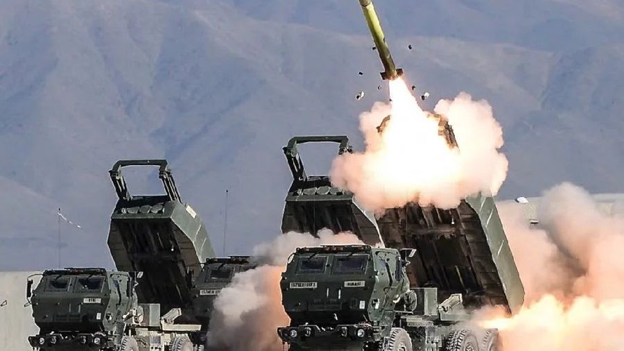 Wyrzutnia M142 HIMARS strzelająca rakietami ATACMS