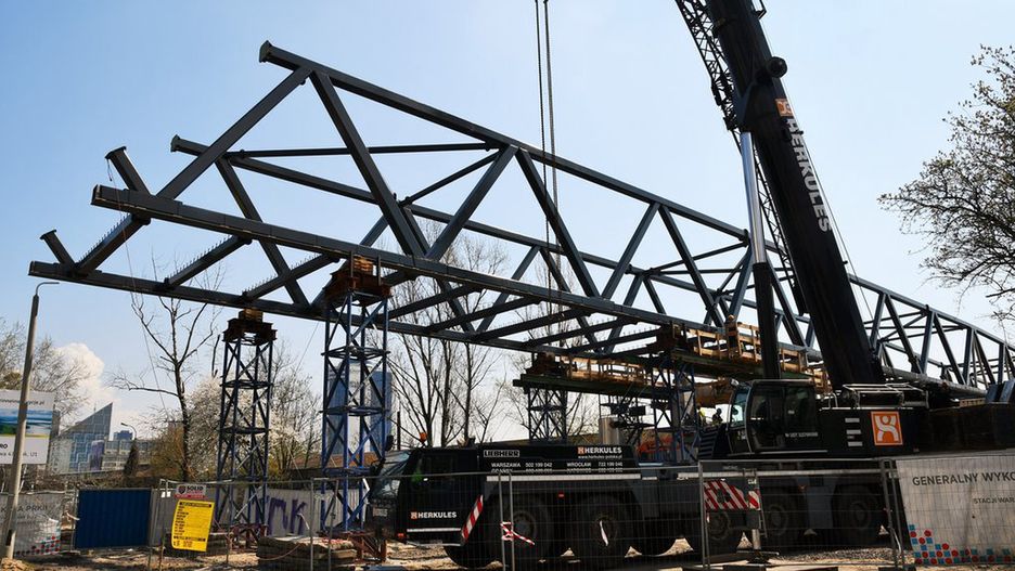 Warszawa. Kładka jest przerzucana nad torami