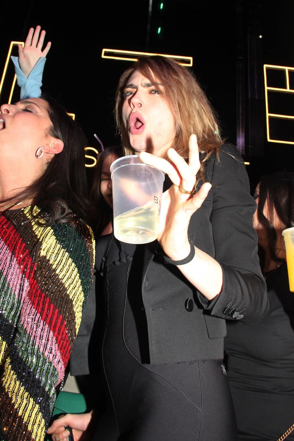 Cara Delevigne imprezuje z butelką prosecco