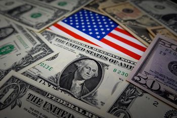 Dolarowa huśtawka. Kurs amerykańskiej waluty wyraźnie odbija od ostatniego dołka