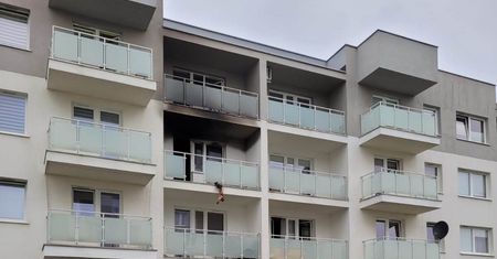 Kłęby dymu nad Lublinem. Spłonęło mieszkanie na 2. piętrze, jedna osoba w szpitalu [ZDJĘCIA]