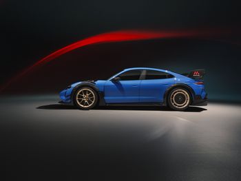 Porsche odświeżyło Taycana. Teraz ma osiem biegów, większy zasięg i specjalny pakiet torowy