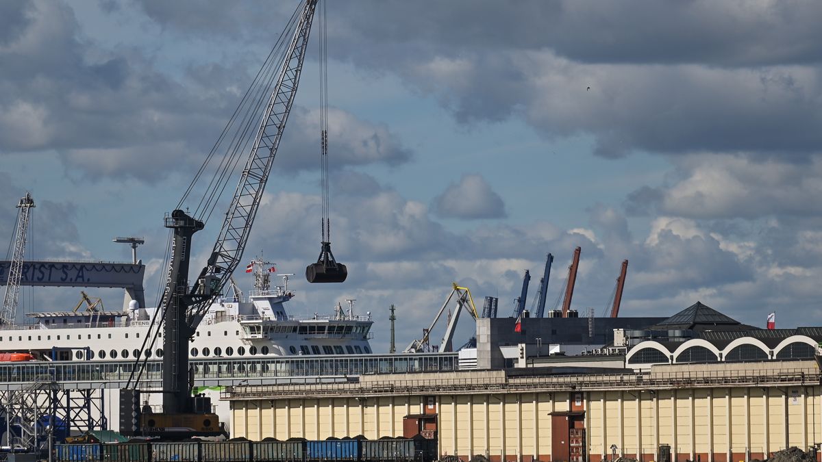 GDYNIA, POLAND - SEPTEMBER 03: Train loaded with coal is seen in the harbor of Gdynia, Poland on September 03, 2022. As the energy crisis heats up in Poland, more coal stocks are arriving at Polish ports for nationwide distribution. (Photo by Artur Widak/Anadolu Agency via Getty Images)