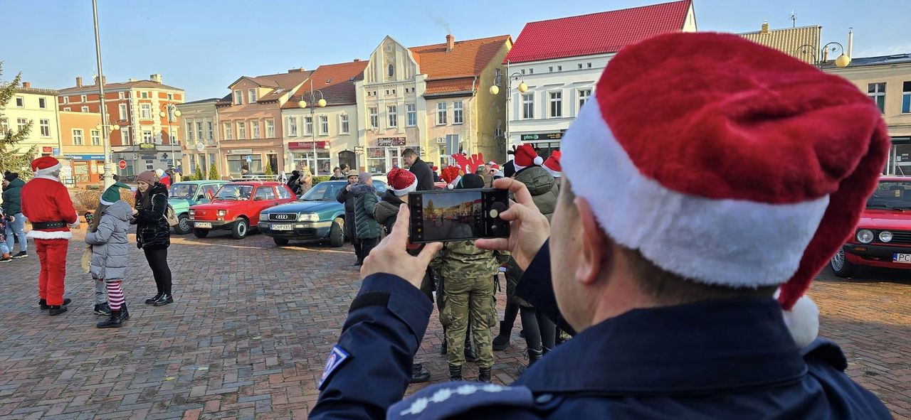 Na Rynku w Chodzieży zaroiło się od Mikołajów