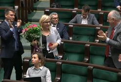 Owacje na stojąco w Sejmie. Posłanka dostała kwiaty