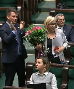 Owacje na stojąco w Sejmie. Posłanka dostała kwiaty