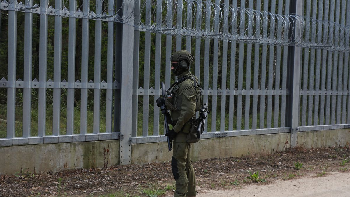 Stra� graniczna
Artur Reszko
briefing prasowy, drogowe, granica, konferencja, konferencja prasowa, minister, mswia, polska niemcy, spraw wewnetrznych, wschodnia granica, granica polsko bia�oruska, polsko-bia�oruska, p�ot