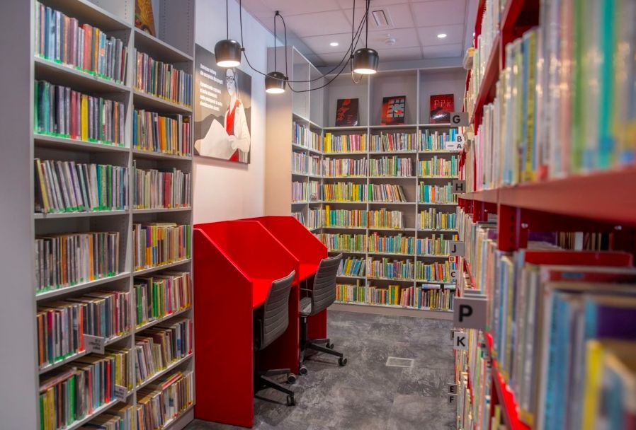 Warszawa. Miejskie biblioteki zadbały o to, by dzieciaki, które nie mogą wyjechać na czas wakacji, nie nudziły się. Można nie tylko czytać, ale uczestniczyć w licznych zajęciach, a nawet upiec ciasto
