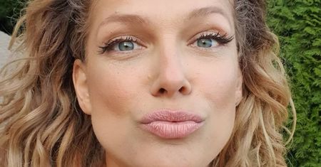 Wesoła plażowiczka Joanna Liszowska tęskni do wakacyjnej aury i pozuje BEZ MAKIJAŻU (FOTO)