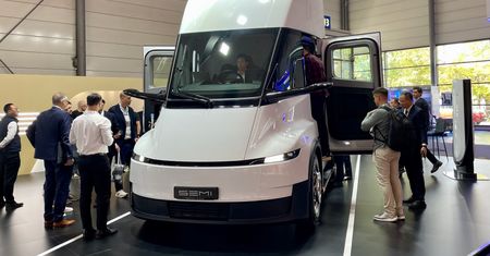 Najdziwniejsza Tesla. Wygląda, jakby twórcy nie wiedzieli, co robić