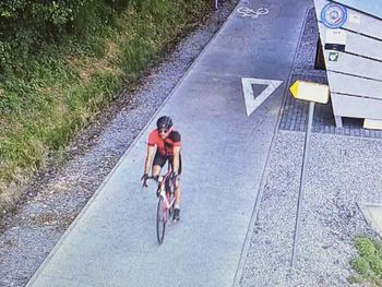 Jastrzębie-Zdrój: Policja szuka sprawcy wypadku na znanej trasie rowerowej. Zostawił ranną kobietę bez pomocy
