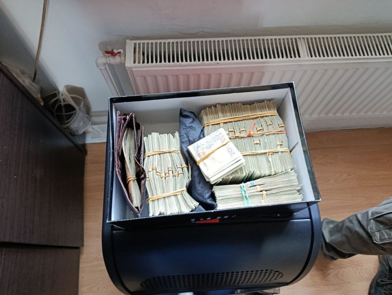 Ciechanów: Narkotyki w walizce i blisko 400 tysięcy złotych w pudle