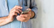 Telefon ważniejszy niż portfel? Wyniki badania nie pozostawiają złudzeń
