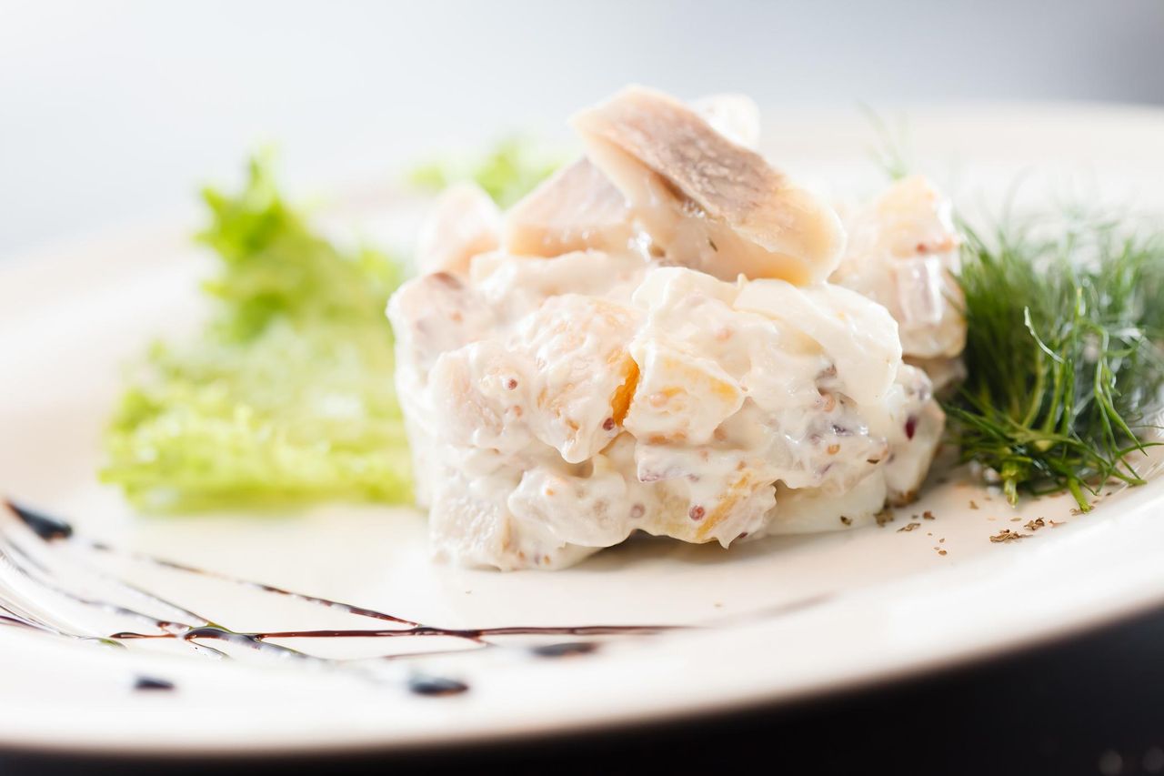 Śledzie w sosie tatarskim – hit Wigilii i Sylwestra. Goście będą zachwyceni