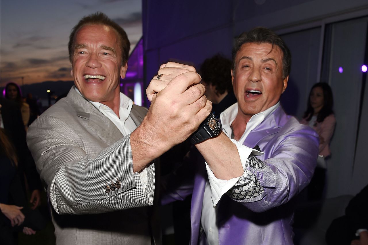 Wcześniej rywale, teraz przyjaciele. Schwarzenegger i Stallone na imprezie "Niezniszczalnych" w Cannes w 2014 roku