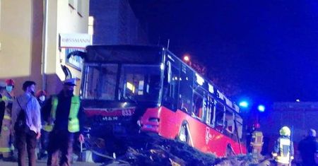 Autobus zatrzymał się na barierkach. Kierowca zakażony koronawirusem