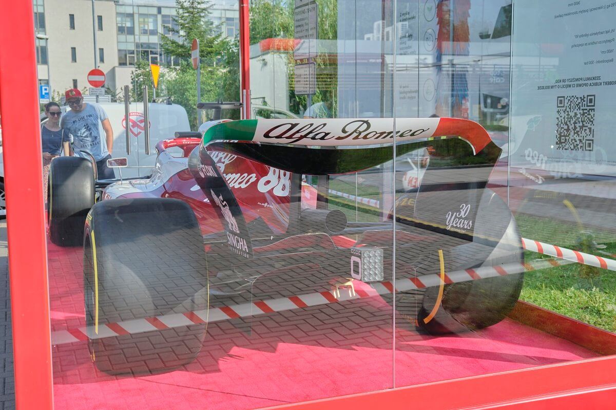 Bolid Alfa Romeo Formuły 1 na stacji paliw Orlen przy ul. Głębokiej w Lublinie