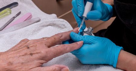 Jaki manicure dla dojrzałych kobiet? Uważaj na te odcienie