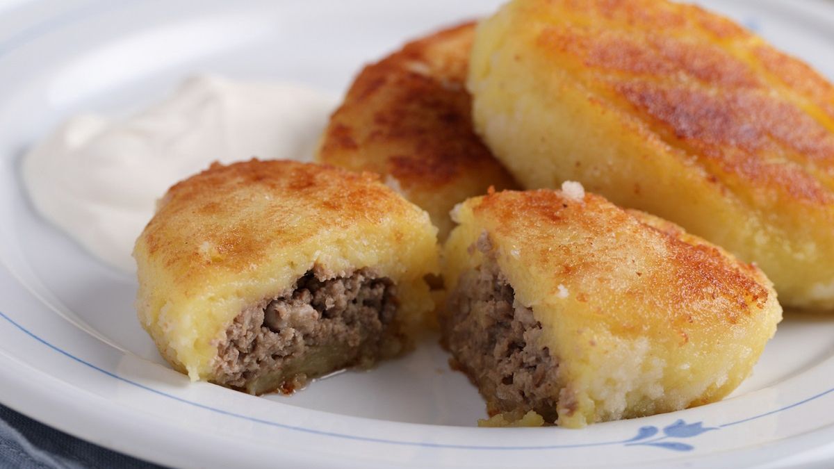 Kotlety ziemniaczane z mięsem mielonym.