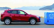 Mazda CX-5 sama zahamuje przed przeszkodą [wideo]