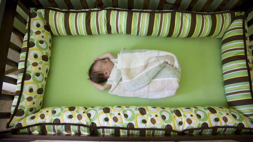 Naukowcy ostrzegają: ochraniacze na łóżeczko są niebezpieczne
