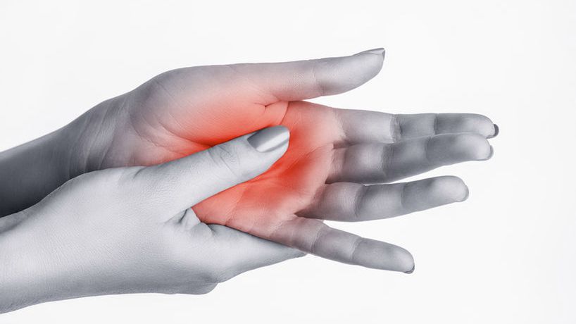 Ból rąk najczęściej jest objawem chorób zwyrodnieniowych i zapalnych, ale także przeciążeń i urazów.