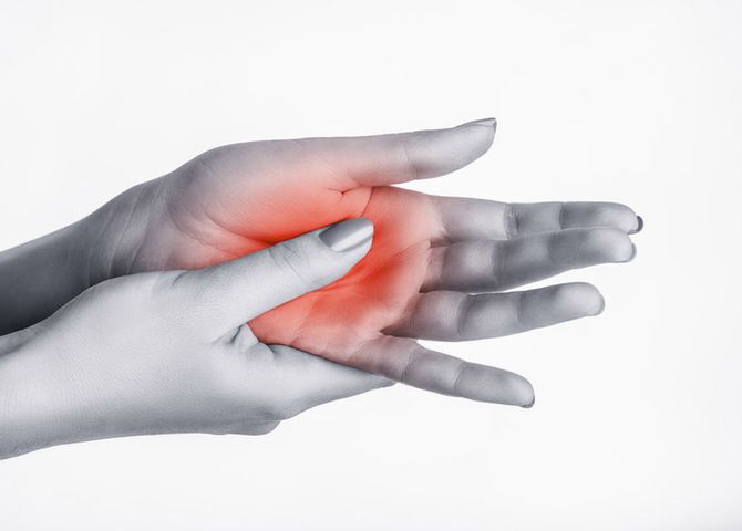 Ból rąk najczęściej jest objawem chorób zwyrodnieniowych i zapalnych, ale także przeciążeń i urazów.