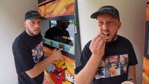 Książulo przetestował pierwszy automat z frytkami w Polsce. Maszyna go OSZUKAŁA. "Oddawać pieniądze"