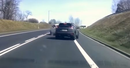 Porażające nagranie. Kia nagle zjechała. Cztery osoby w szpitalach