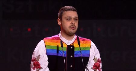 Jakub Skrzywanek odebrał nagrodę w tęczowych barwach. Uderzył w PiS