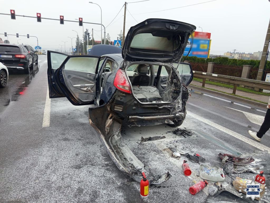 Policjanci z Jędrzejowa ugasili płonący samochód w Nowinach. Nikt nie ucierpiał