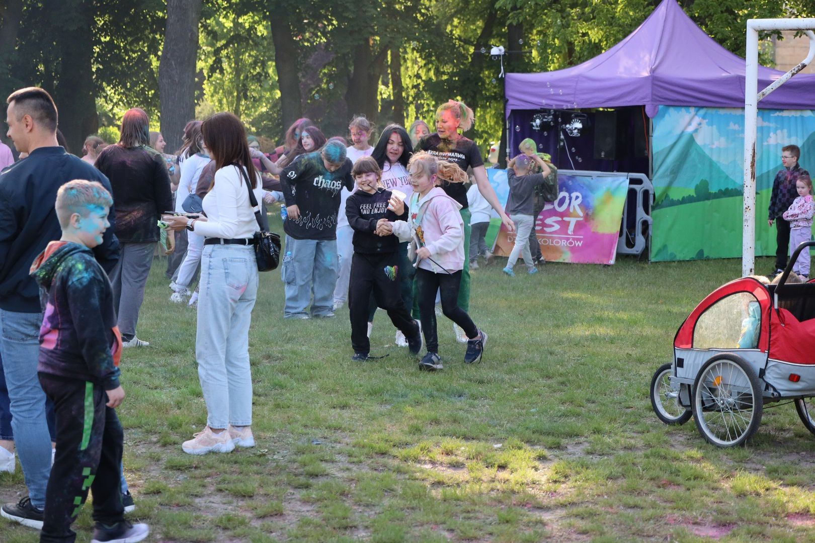 Uczestnicy, bez względu na wiek, przy muzyce, posypywali się proszkami holi