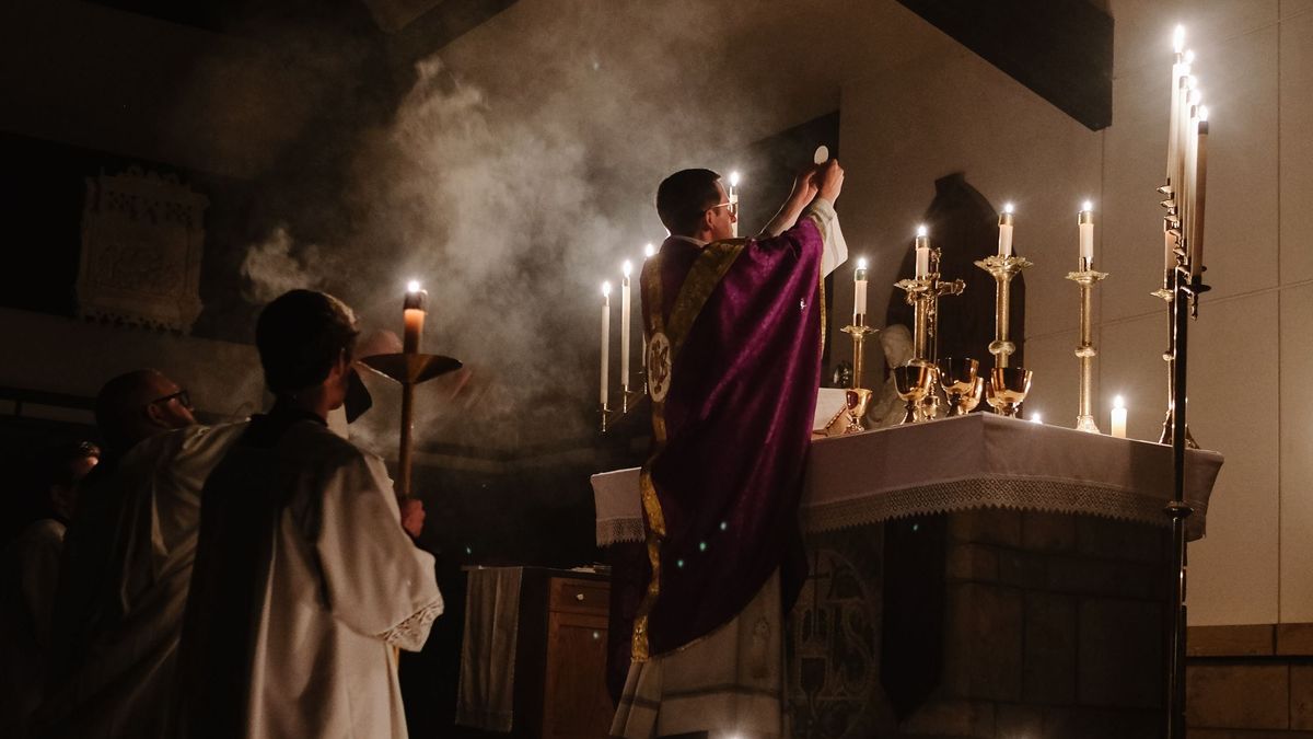 Ksiądz modli się w intencji przyznania działki