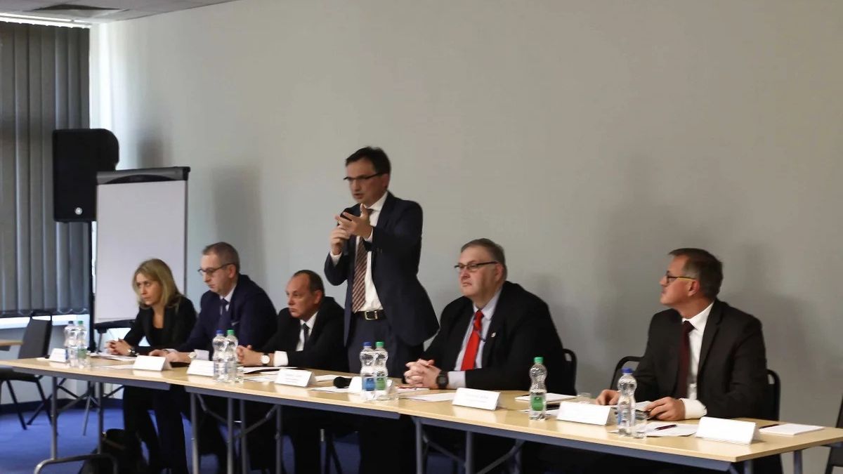 Materiał TVN 24 „Kłamstwa vatowskie” przedstawia całkowicie nieprawdziwy obraz dotyczący postępowań karnych przeciwko członkom mafii vatowskich - przekazała w niedzielę Prokuratura Krajowa.