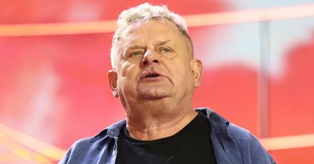 Kult przekazał nowe informacje o stanie zdrowia Kazika. "Został przeniesiony z OIOM-u. Może samodzielnie pić wodę"