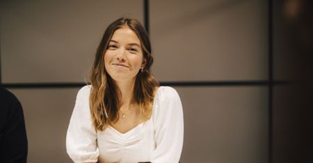 "Girl boss" to już przeszłość. Wraz z pokoleniem Z do biur wkroczyła "snail girl"