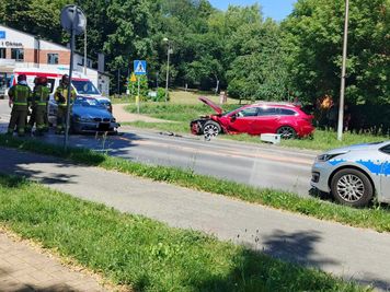 Czołowe zderzenie BMW i mazdy w Ostrowcu. Dwie osoby trafiły do szpitala