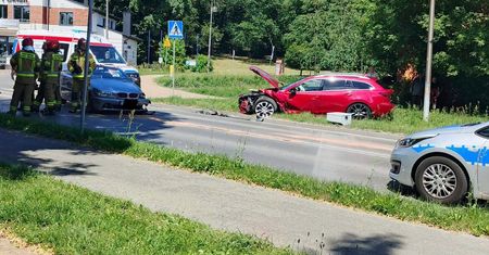 Czołowe zderzenie BMW i mazdy w Ostrowcu. Dwie osoby trafiły do szpitala