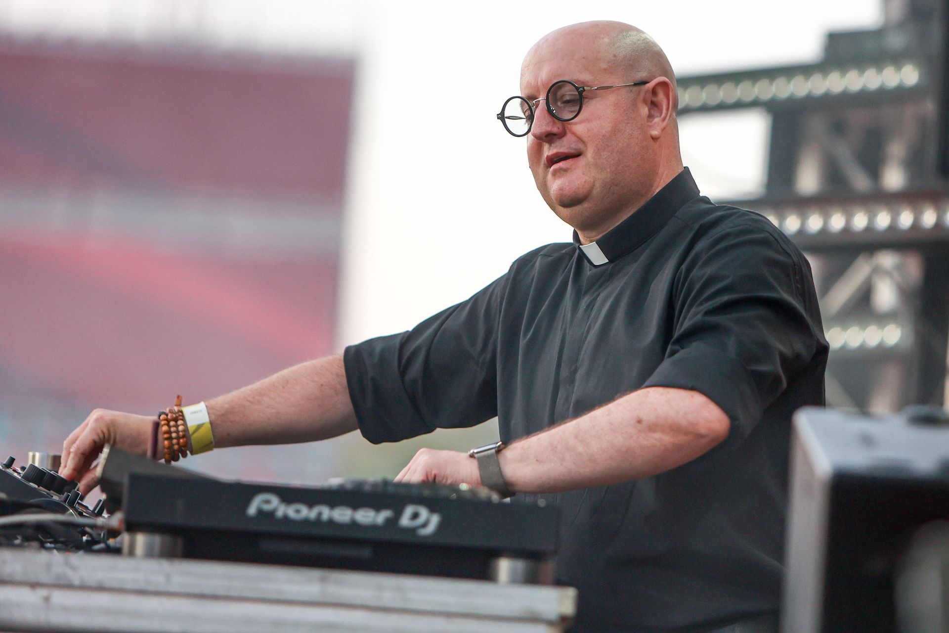 Ksiądz DJ porwał tłumy na ING Silesia Beat. Pokazał nowe nagranie z Polski