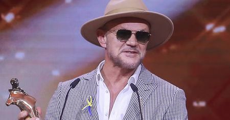 Przyszedł tylko Pazura. Na galę założył kapelusz i ciemne okulary